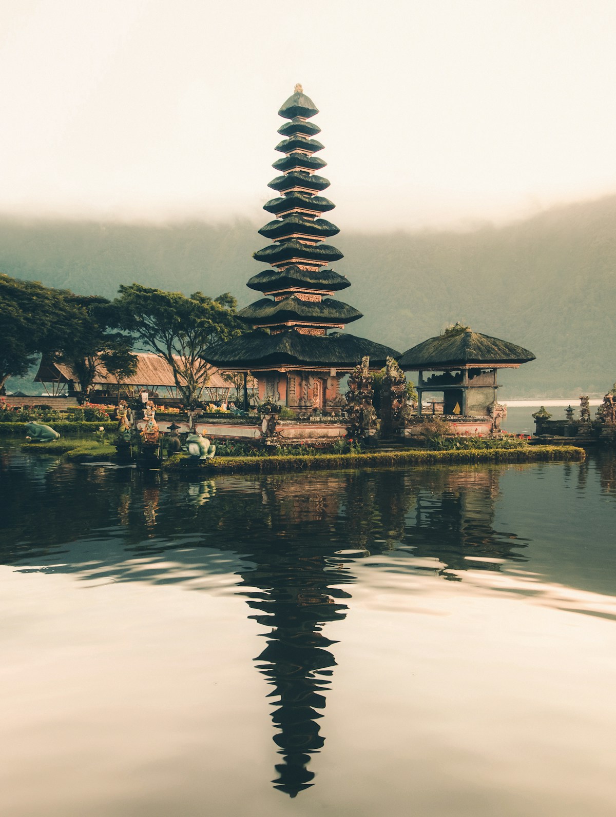 Bali templom és trópusi táj